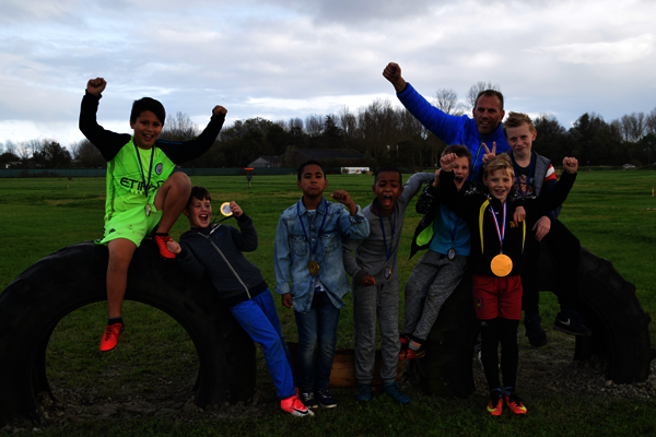 Voetbalgolf kinderen boven Amsterdam